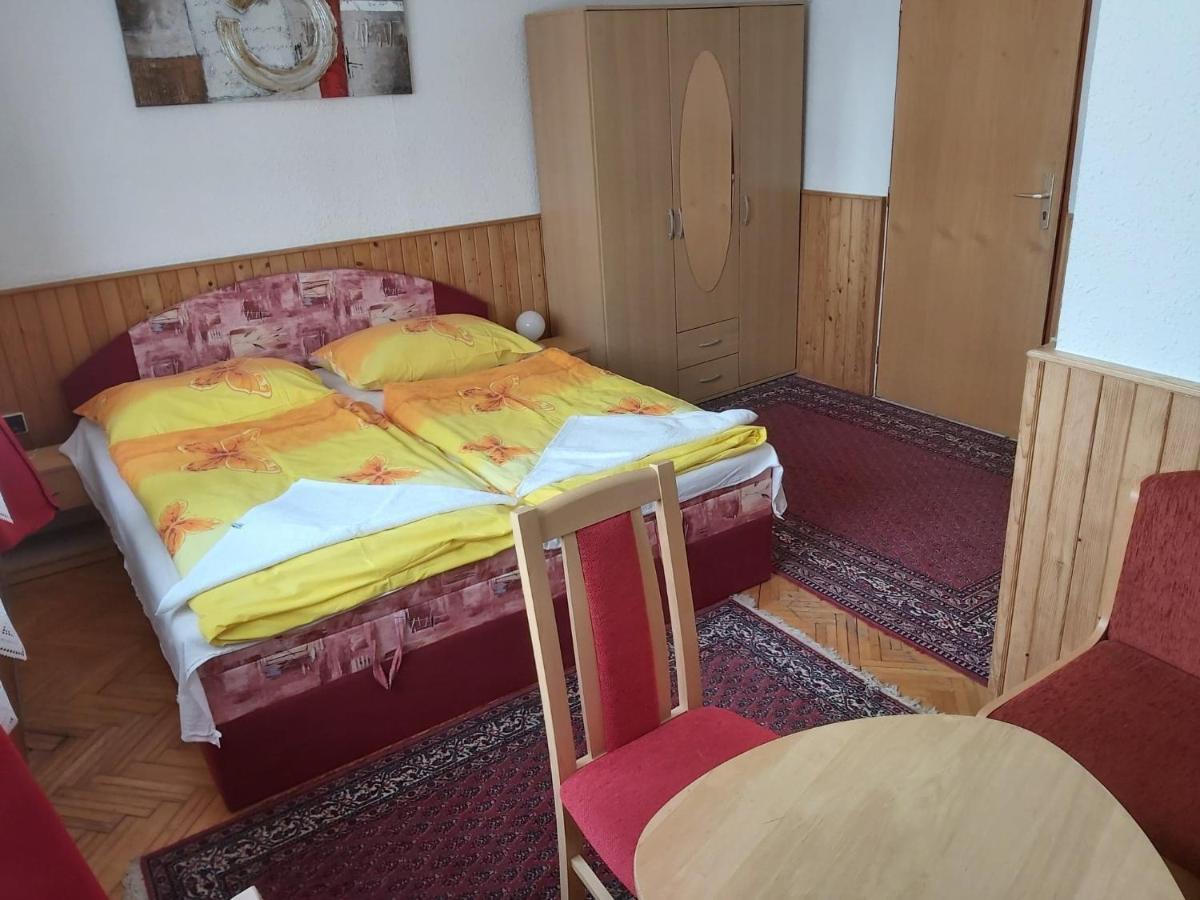 Hotel Penzion Fontána Náměšť nad Oslavou Esterno foto