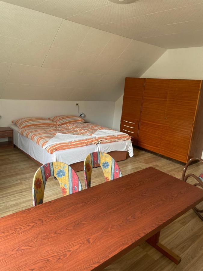 Hotel Penzion Fontána Náměšť nad Oslavou Esterno foto