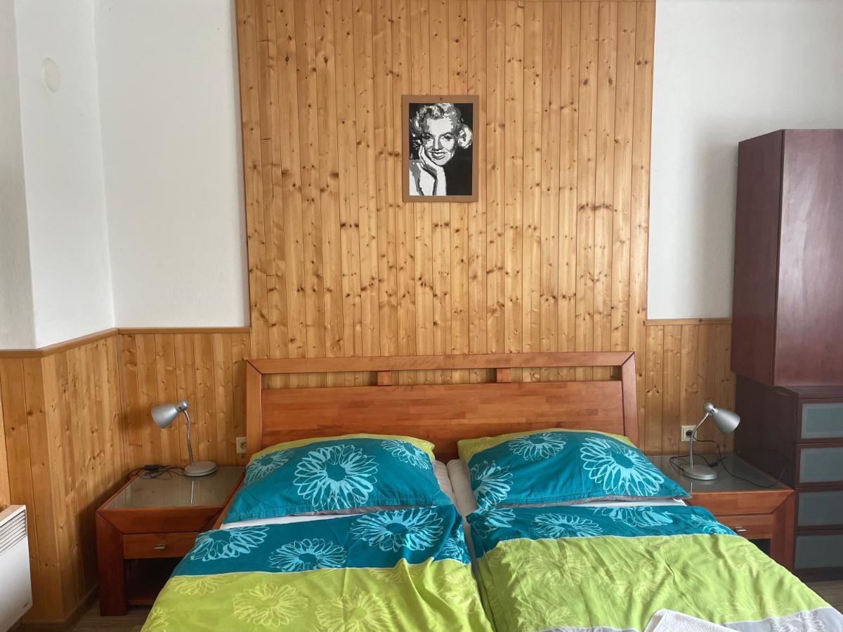 Hotel Penzion Fontána Náměšť nad Oslavou Esterno foto