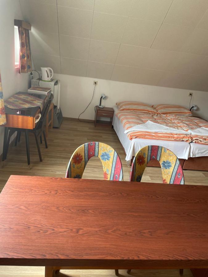 Hotel Penzion Fontána Náměšť nad Oslavou Esterno foto