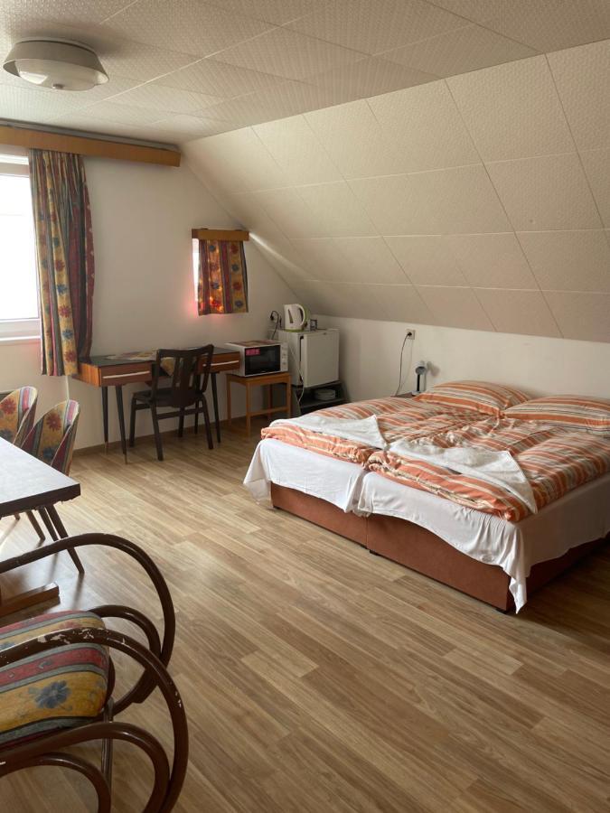 Hotel Penzion Fontána Náměšť nad Oslavou Esterno foto